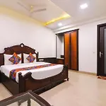Qotel Signature Lavish Rajouri Garden New Delhi