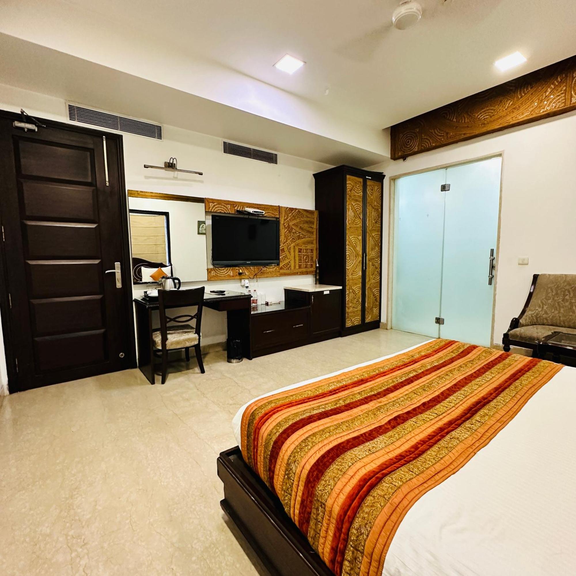 Hotel Qotel Signature Lavish Rajouri Garden
