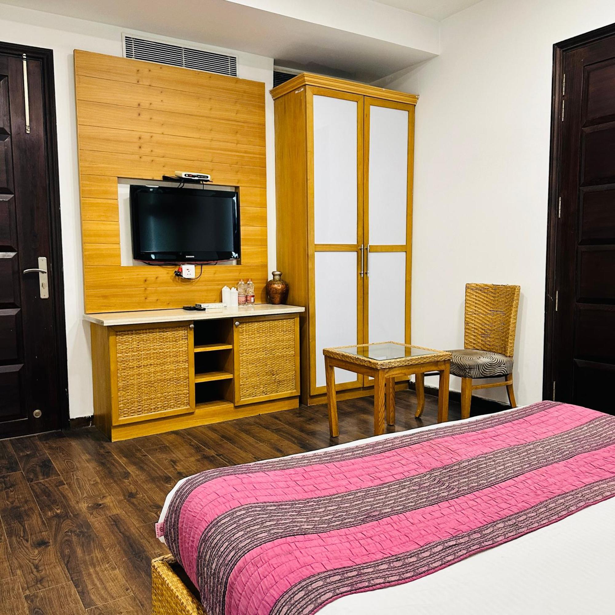 Hotel Qotel Signature Lavish Rajouri Garden New Delhi