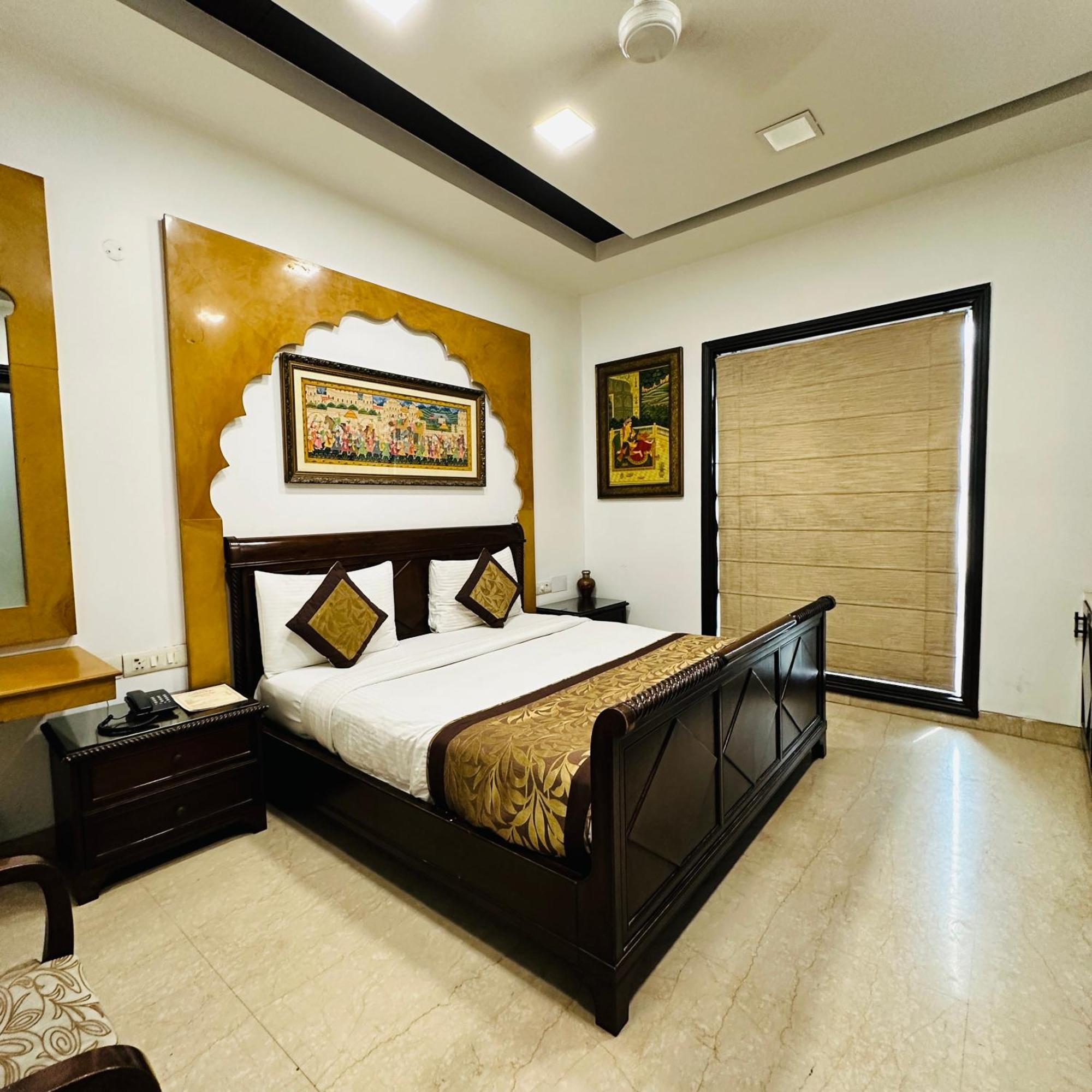 Qotel Signature Lavish Rajouri Garden New Delhi