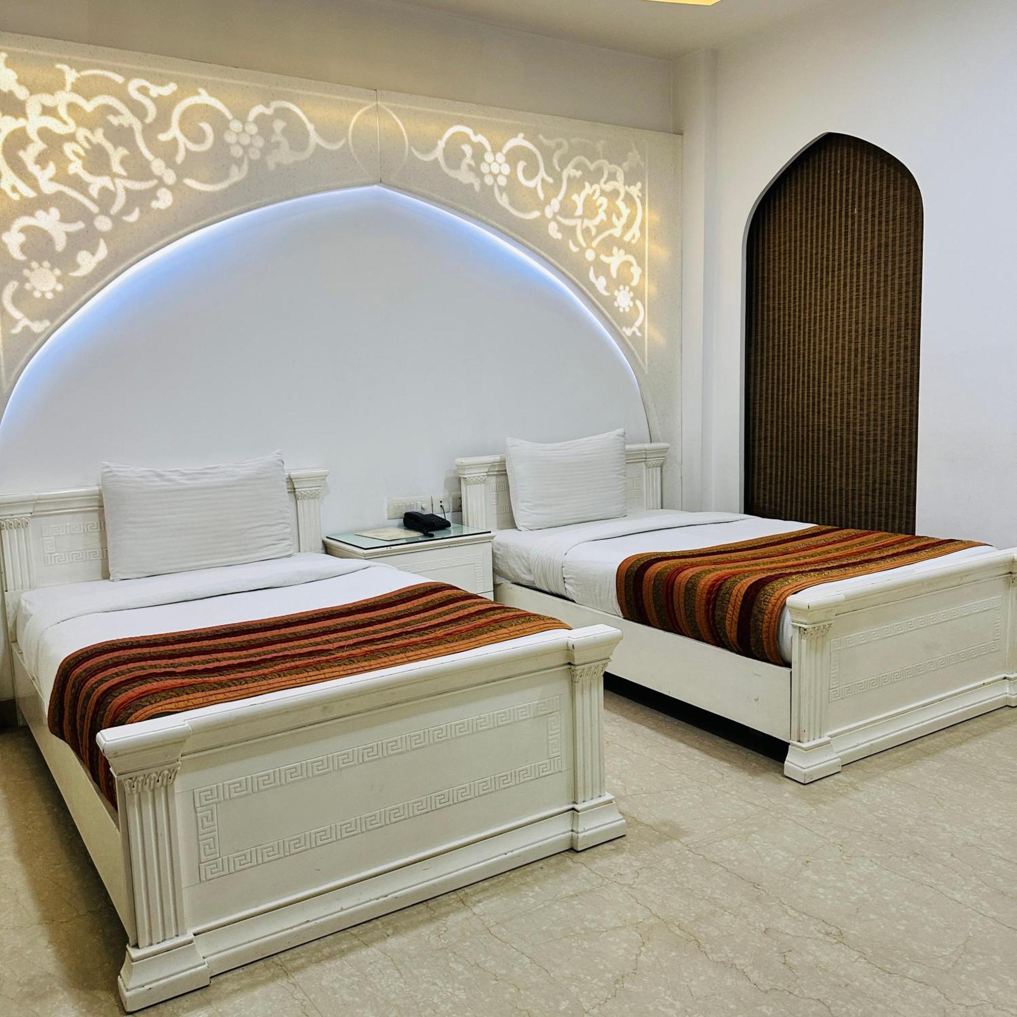 Qotel Signature Lavish Rajouri Garden 3* New Delhi