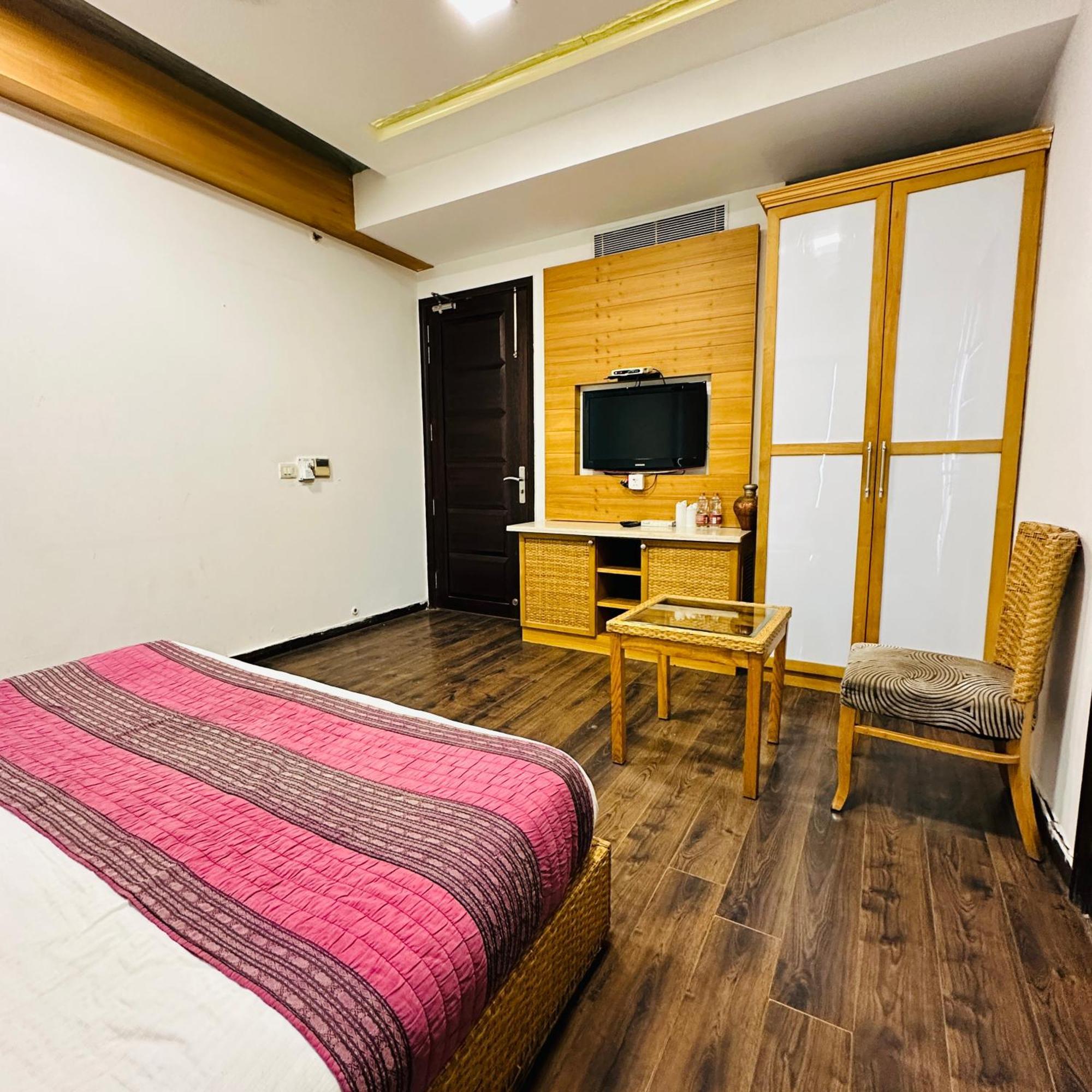 Hotel Qotel Signature Lavish Rajouri Garden 3*