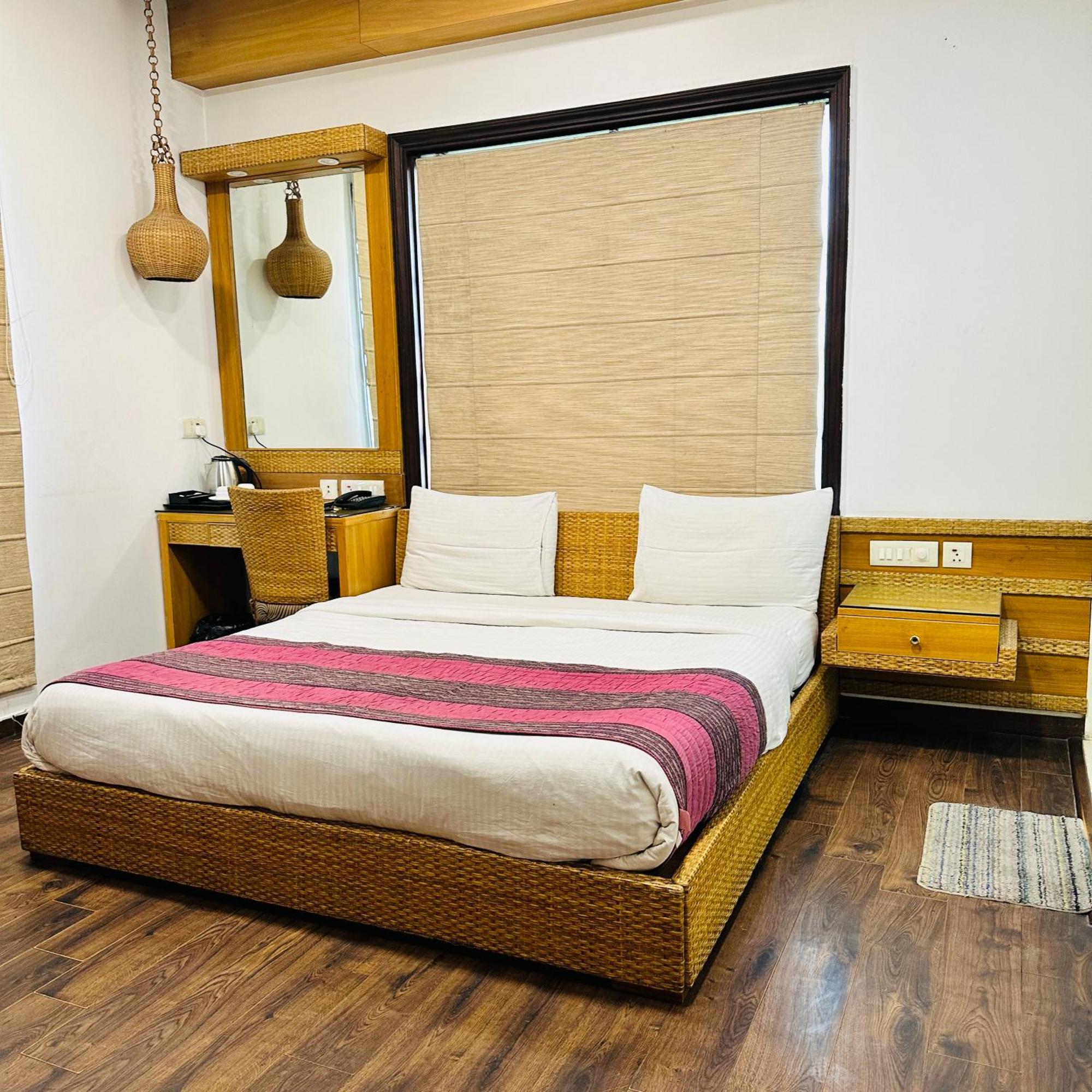 Qotel Signature Lavish Rajouri Garden Hotel New Delhi