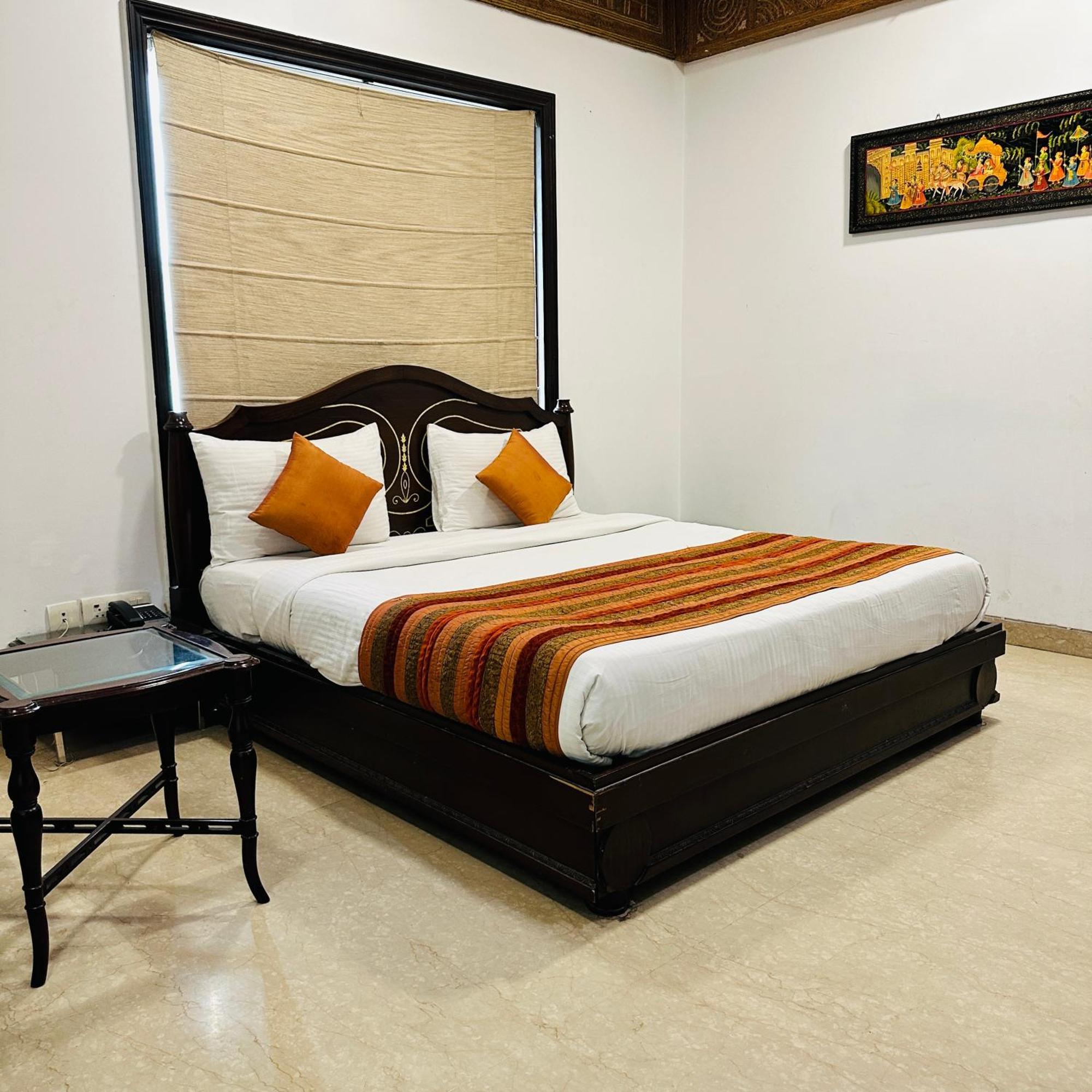 Hotel Qotel Signature Lavish Rajouri Garden New Delhi