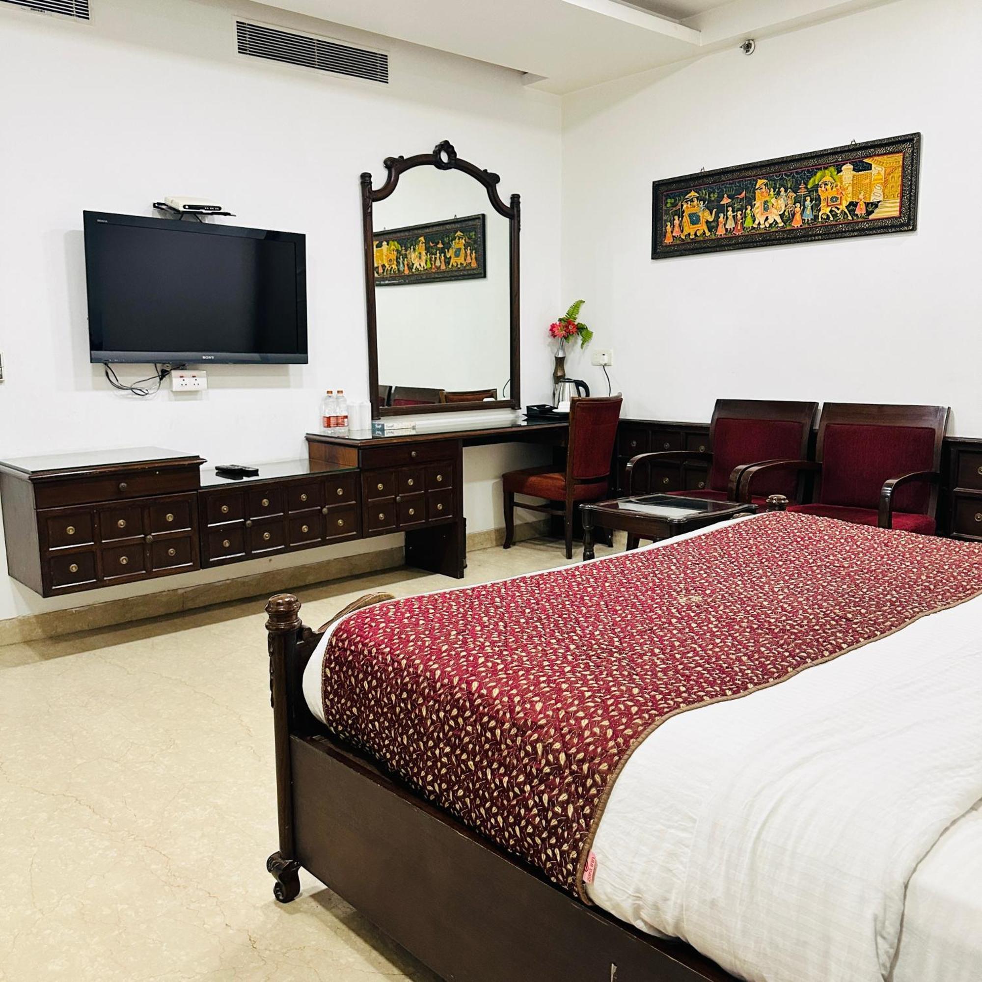 Qotel Signature Lavish Rajouri Garden 3*