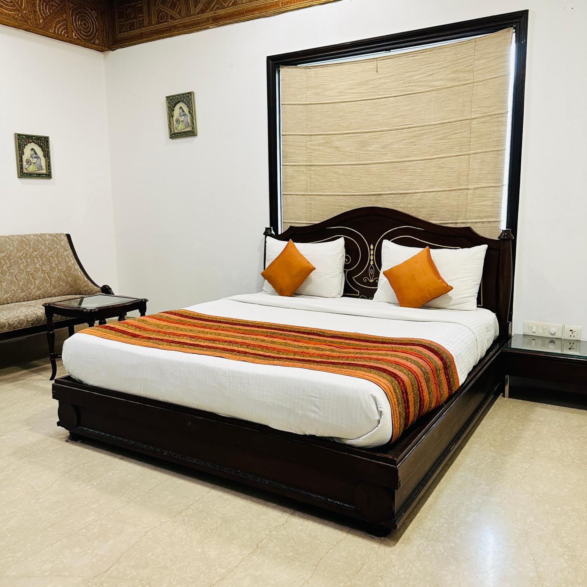 Qotel Signature Lavish Rajouri Garden