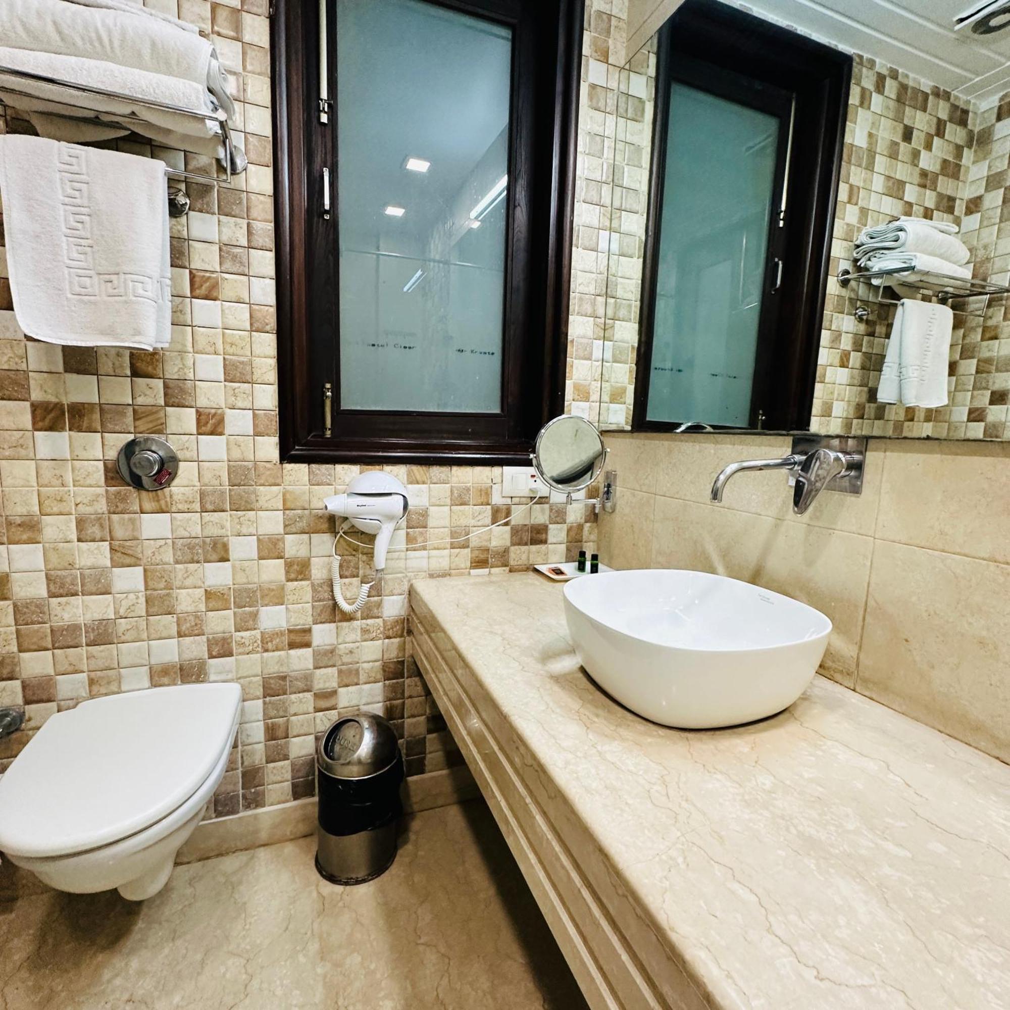 Qotel Signature Lavish Rajouri Garden Hotel New Delhi