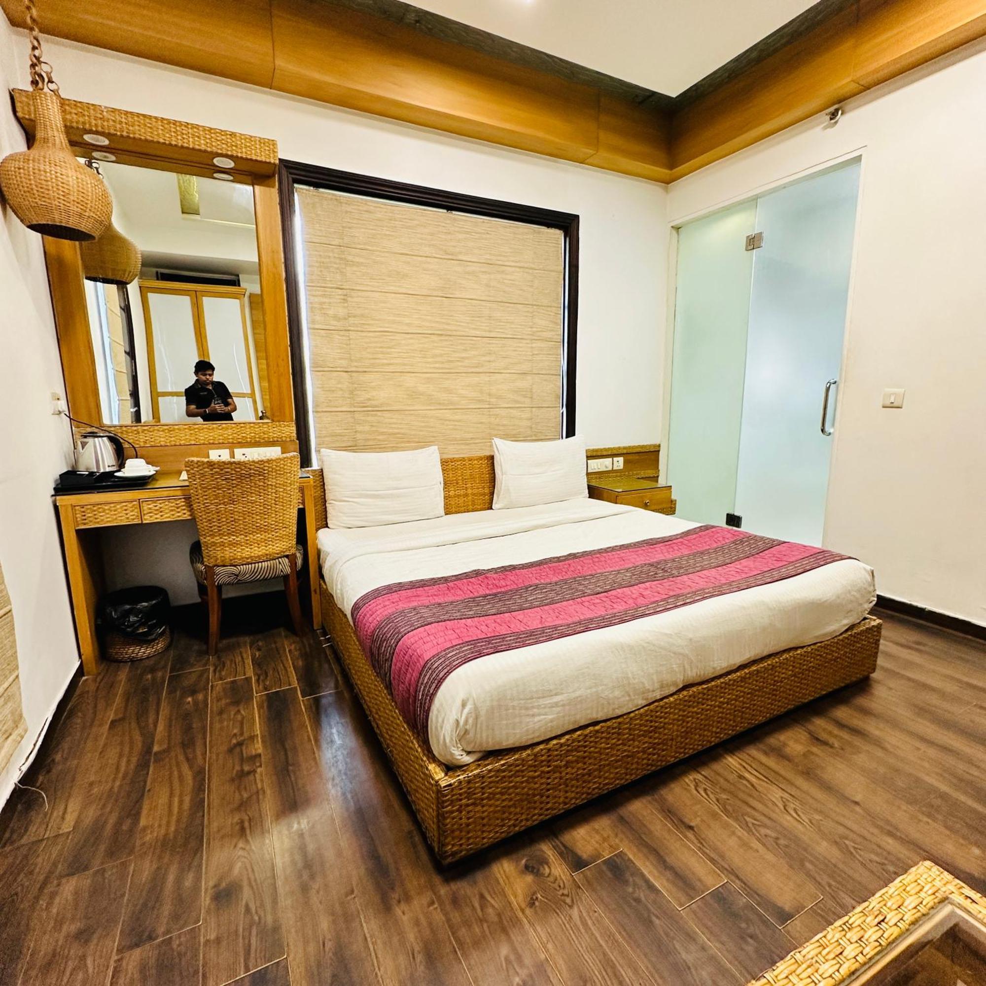 Hotel Qotel Signature Lavish Rajouri Garden New Delhi