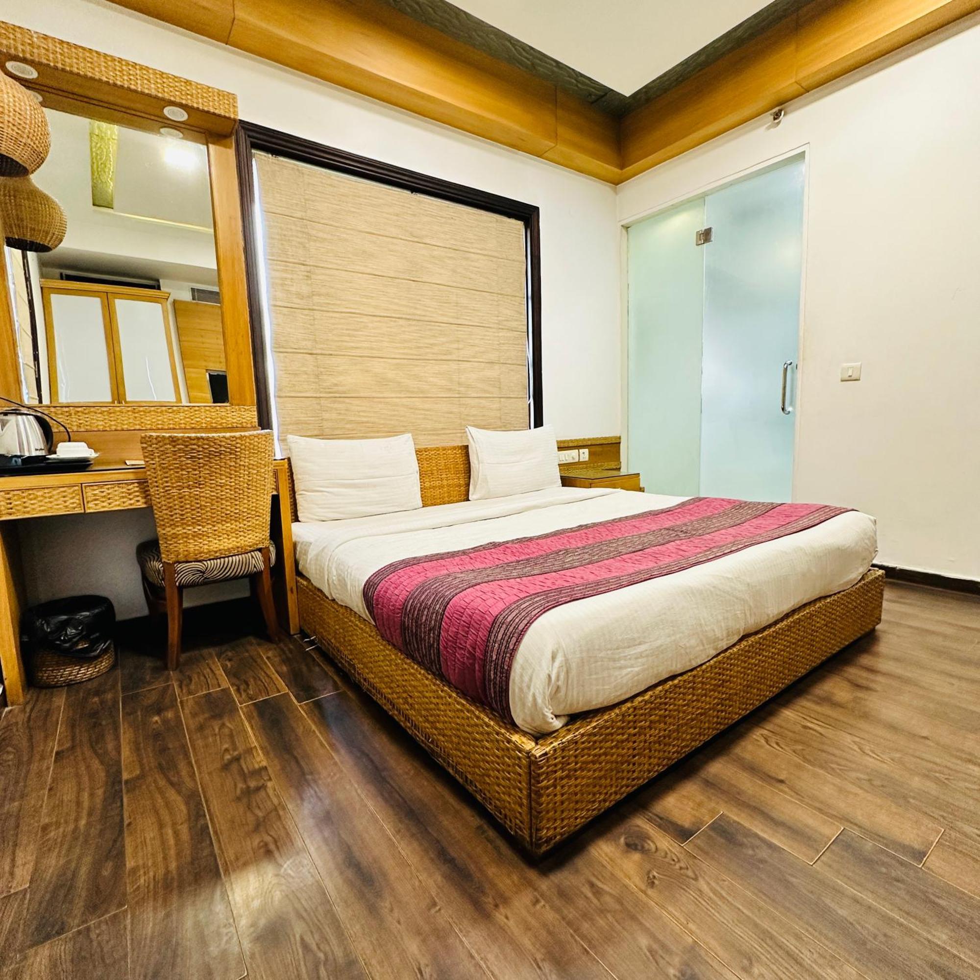 Qotel Signature Lavish Rajouri Garden New Delhi