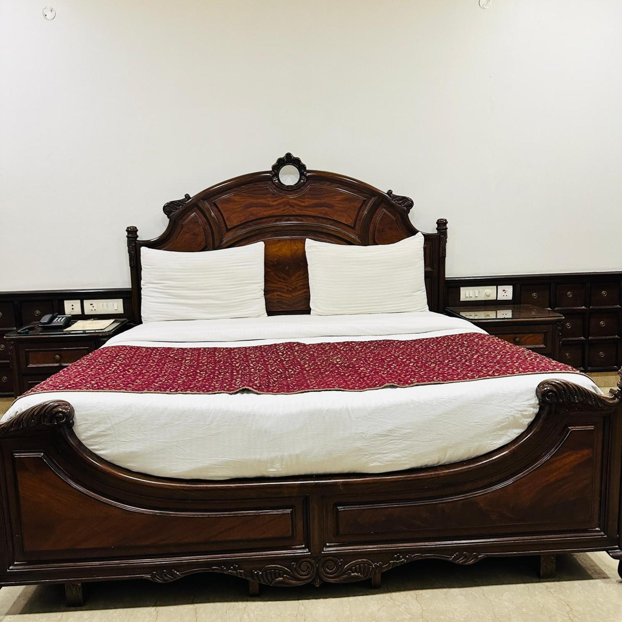 Qotel Signature Lavish Rajouri Garden 3* New Delhi