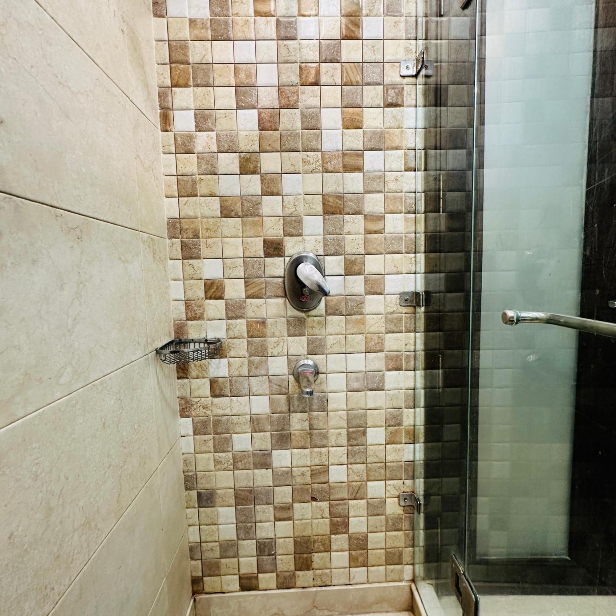 Qotel Signature Lavish Rajouri Garden