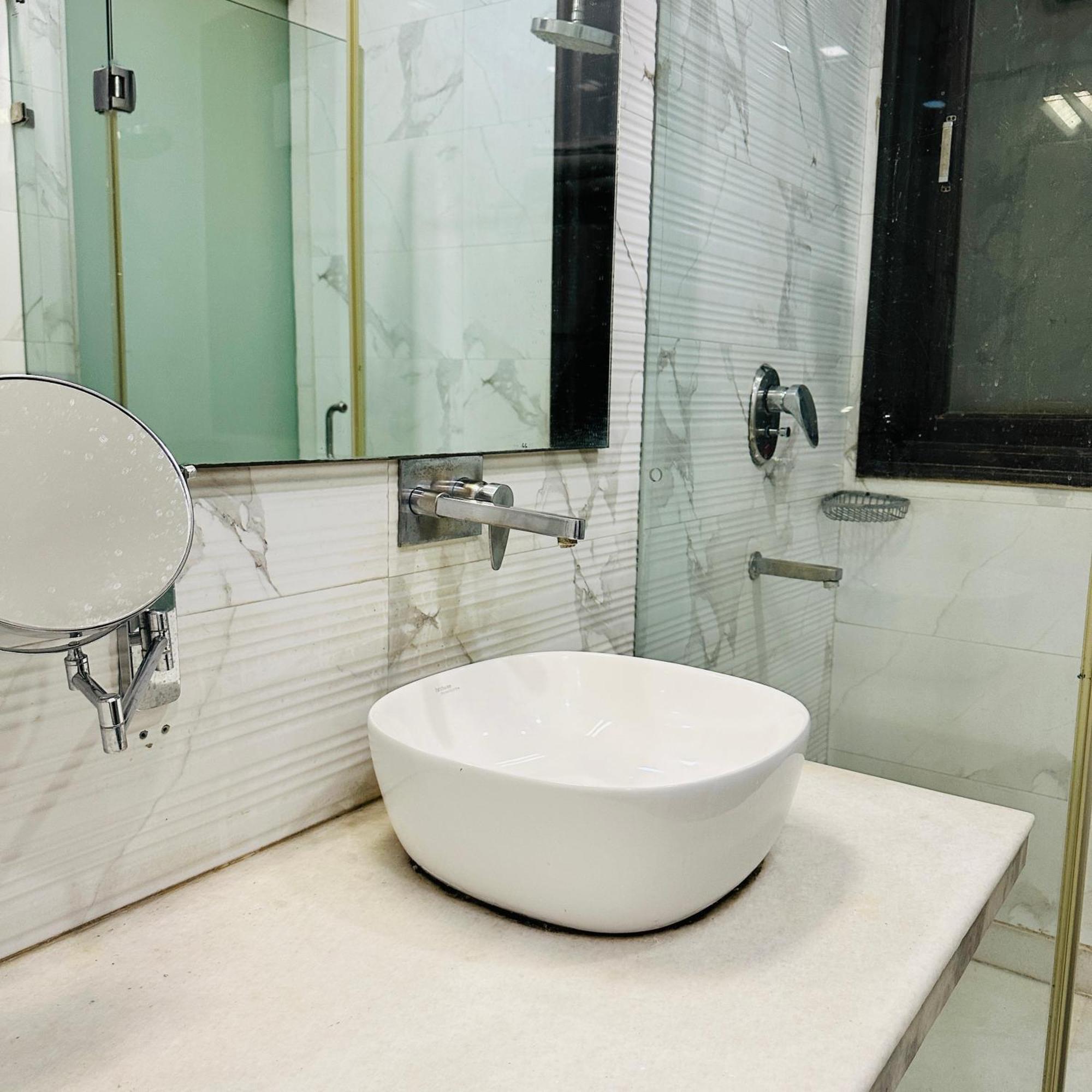 Qotel Signature Lavish Rajouri Garden Hotel