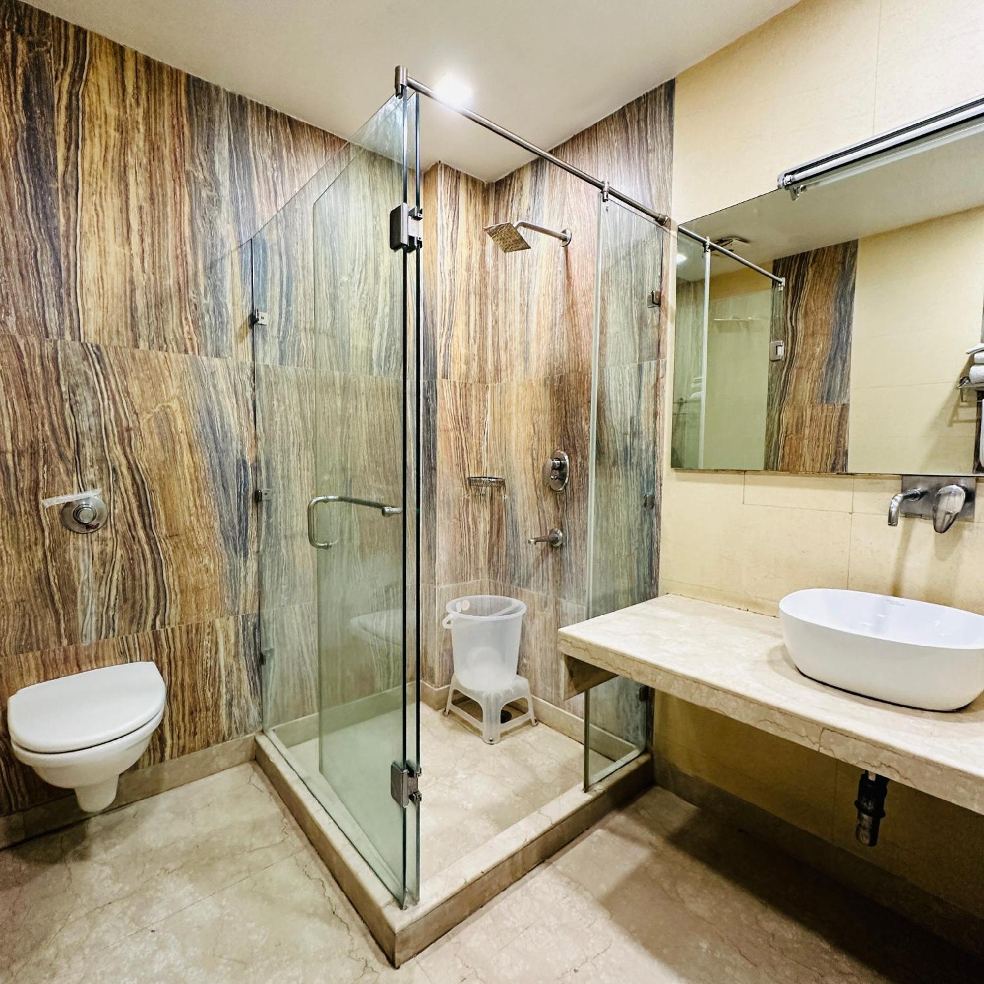 Hotel Qotel Signature Lavish Rajouri Garden 3*