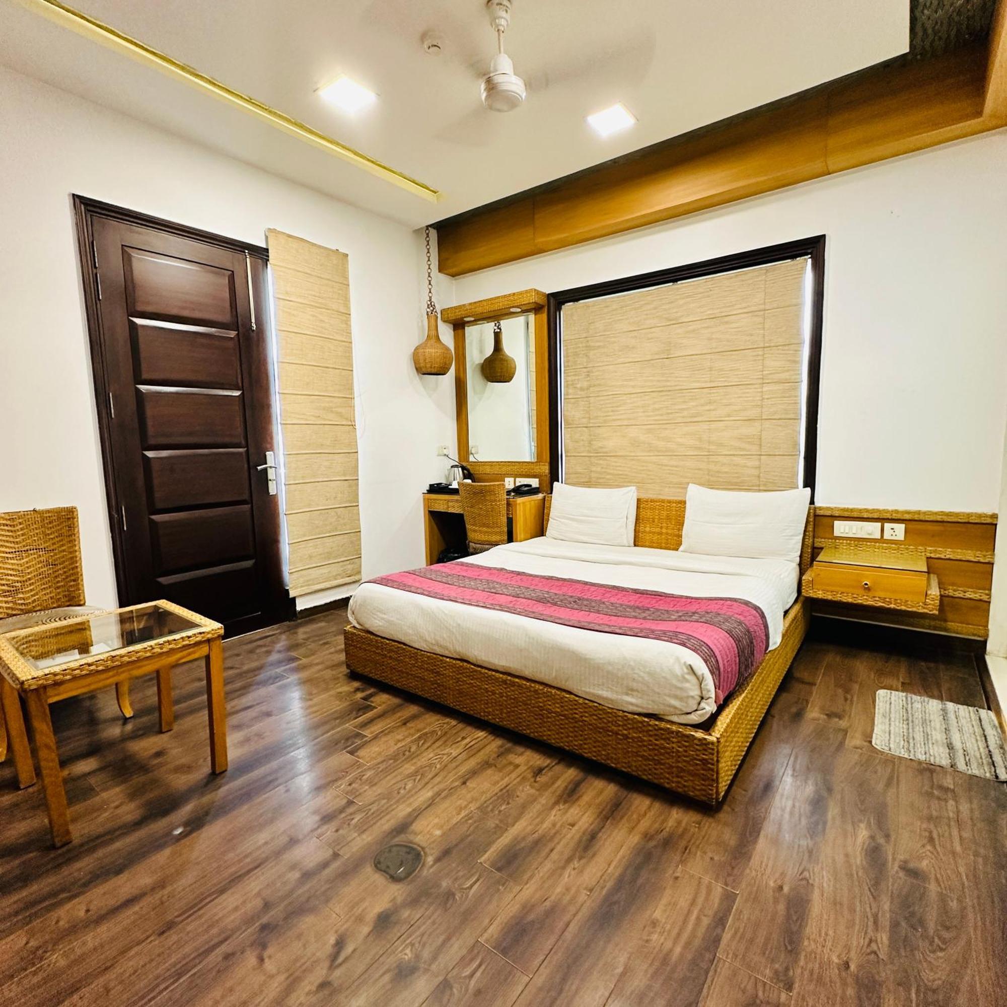 Qotel Signature Lavish Rajouri Garden Hotel New Delhi