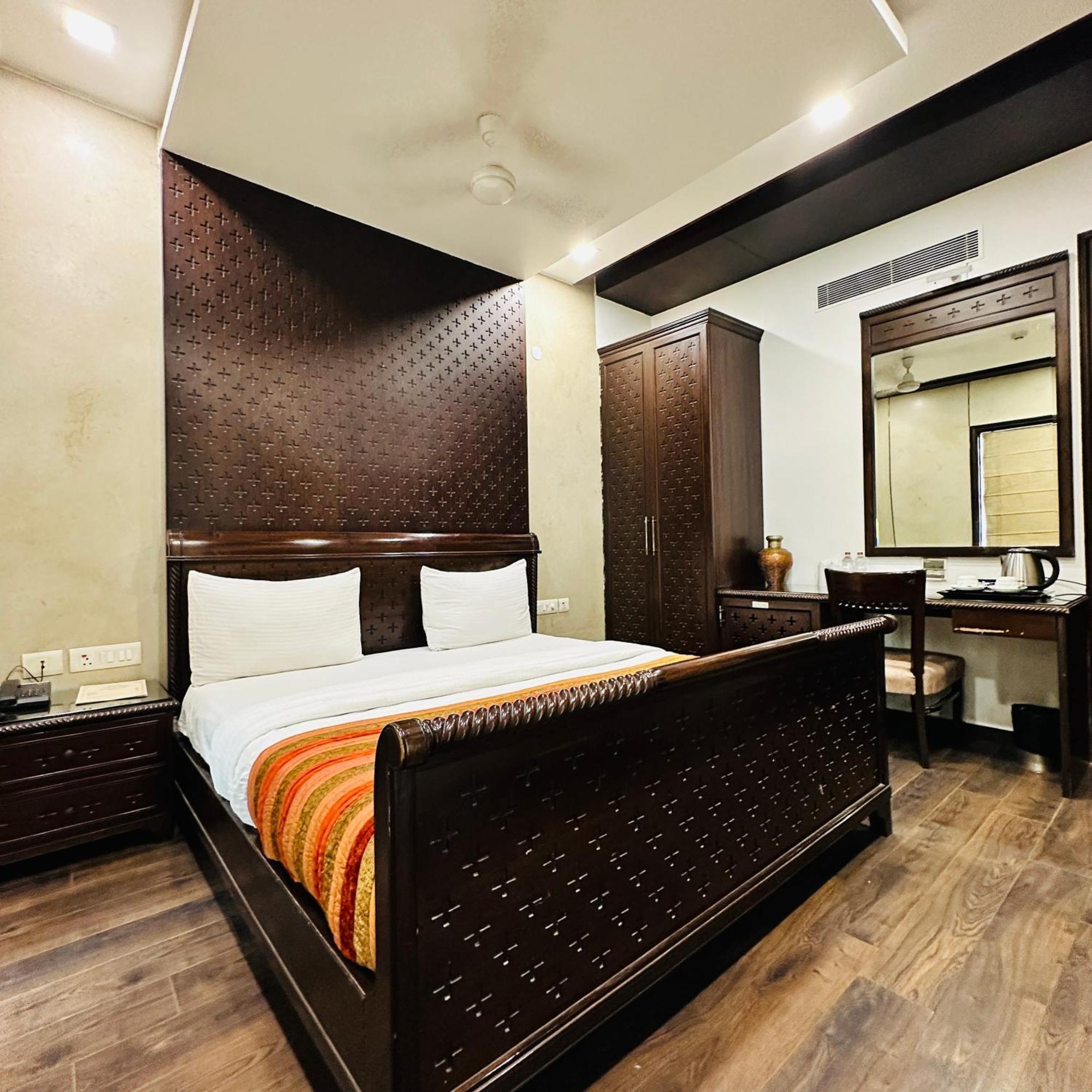 Hotel Qotel Signature Lavish Rajouri Garden New Delhi