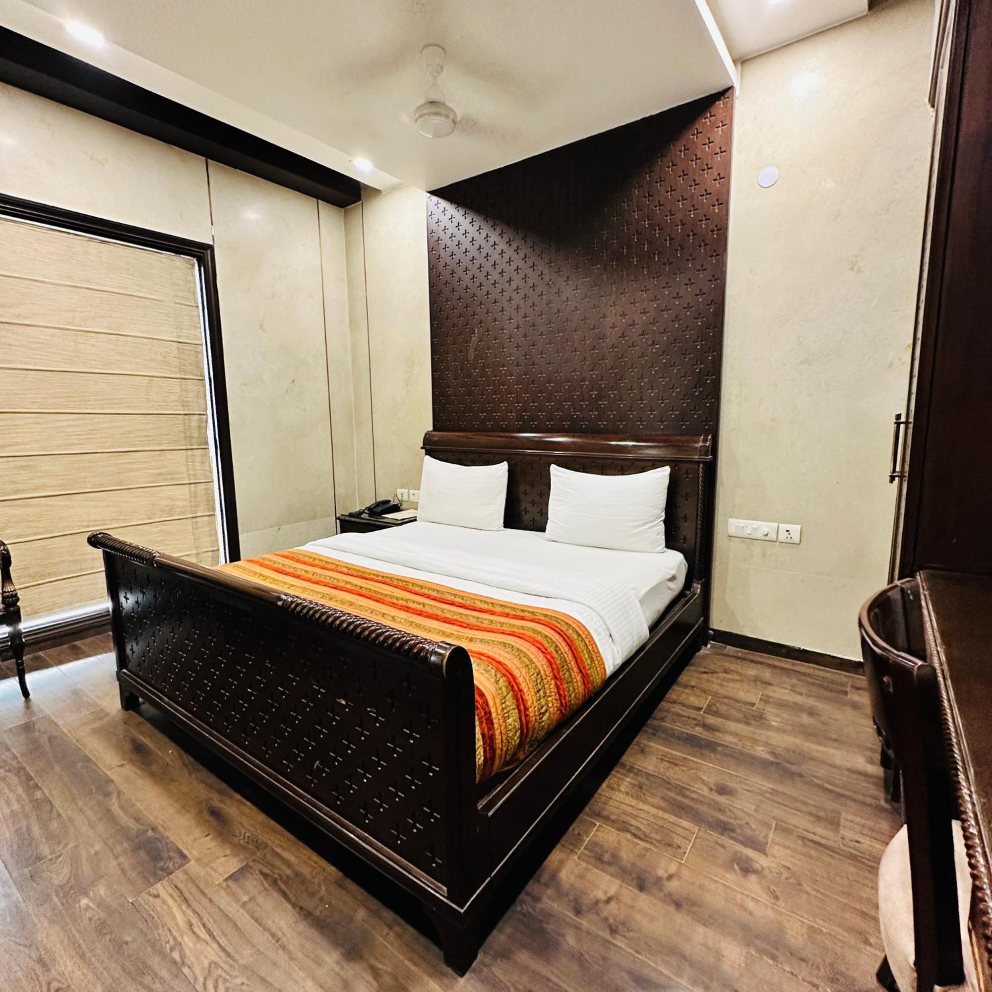 Qotel Signature Lavish Rajouri Garden New Delhi