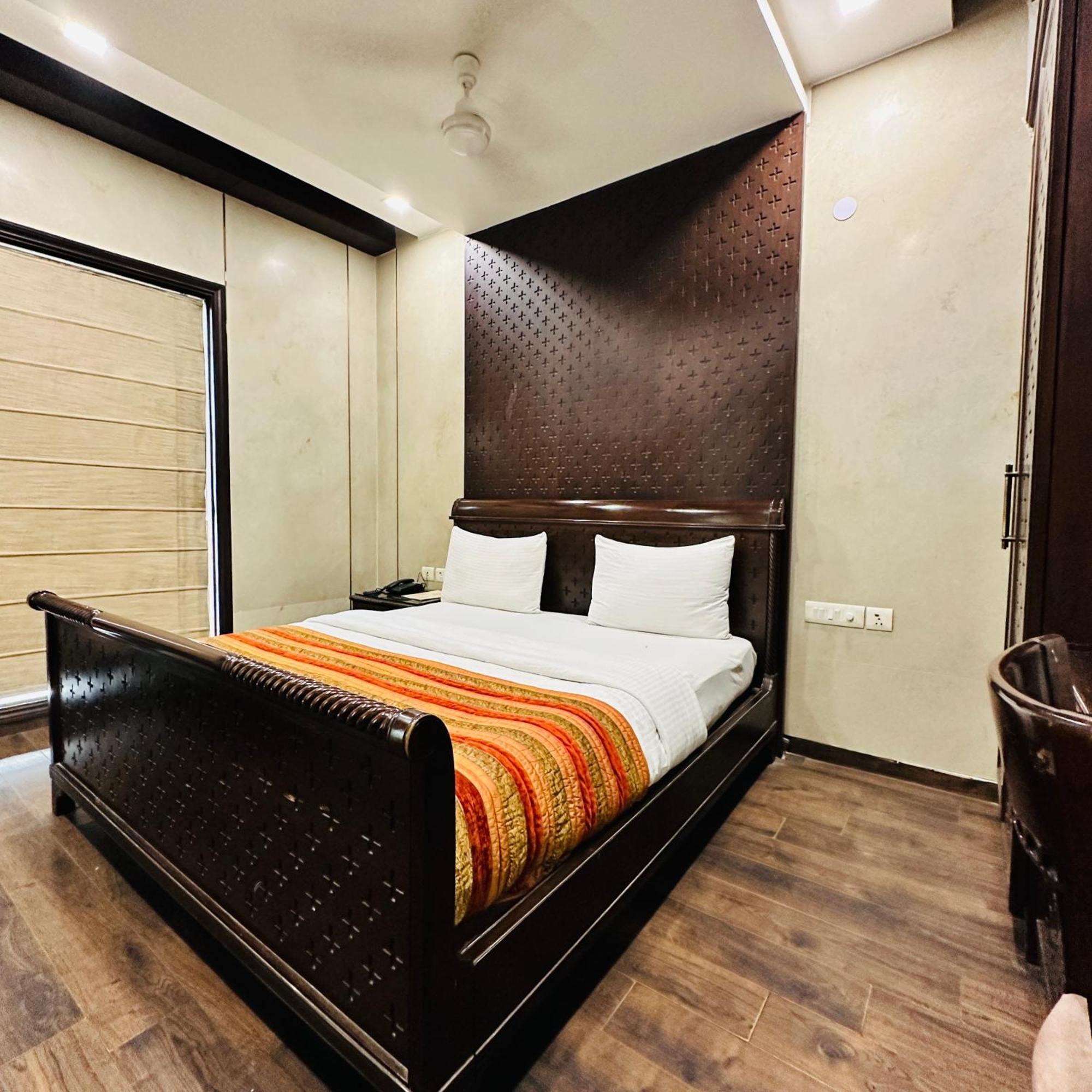 Qotel Signature Lavish Rajouri Garden