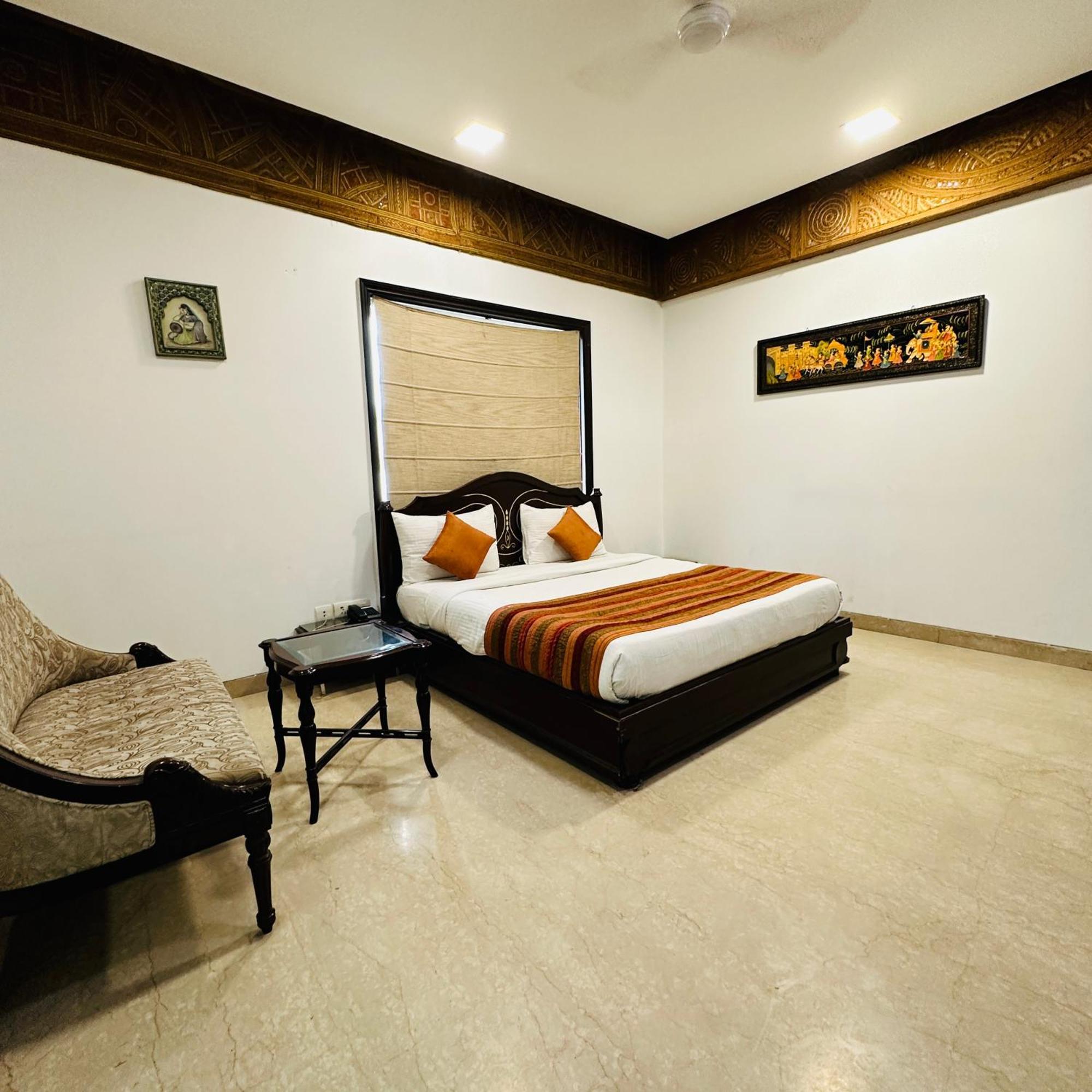 Qotel Signature Lavish Rajouri Garden Hotel New Delhi