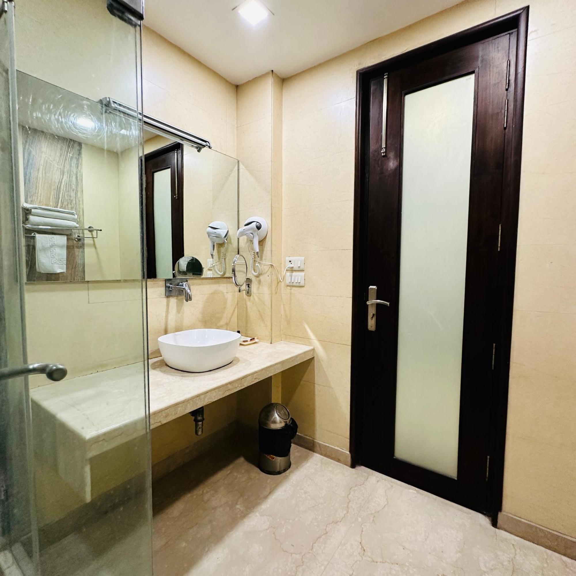Hotel Qotel Signature Lavish Rajouri Garden New Delhi