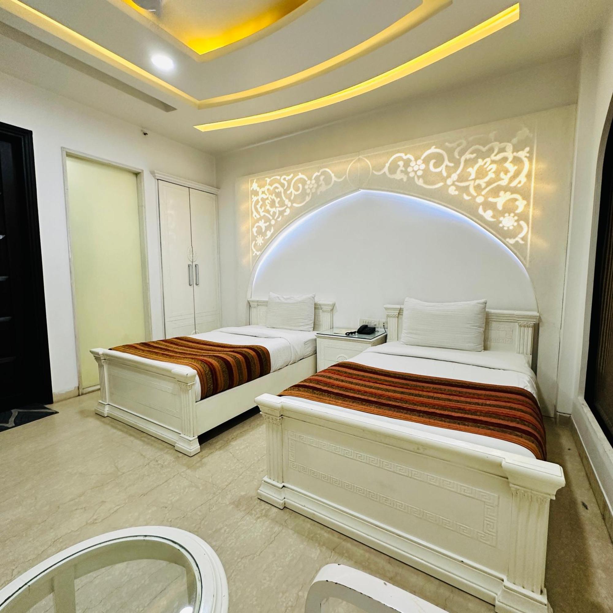 Qotel Signature Lavish Rajouri Garden 3* New Delhi