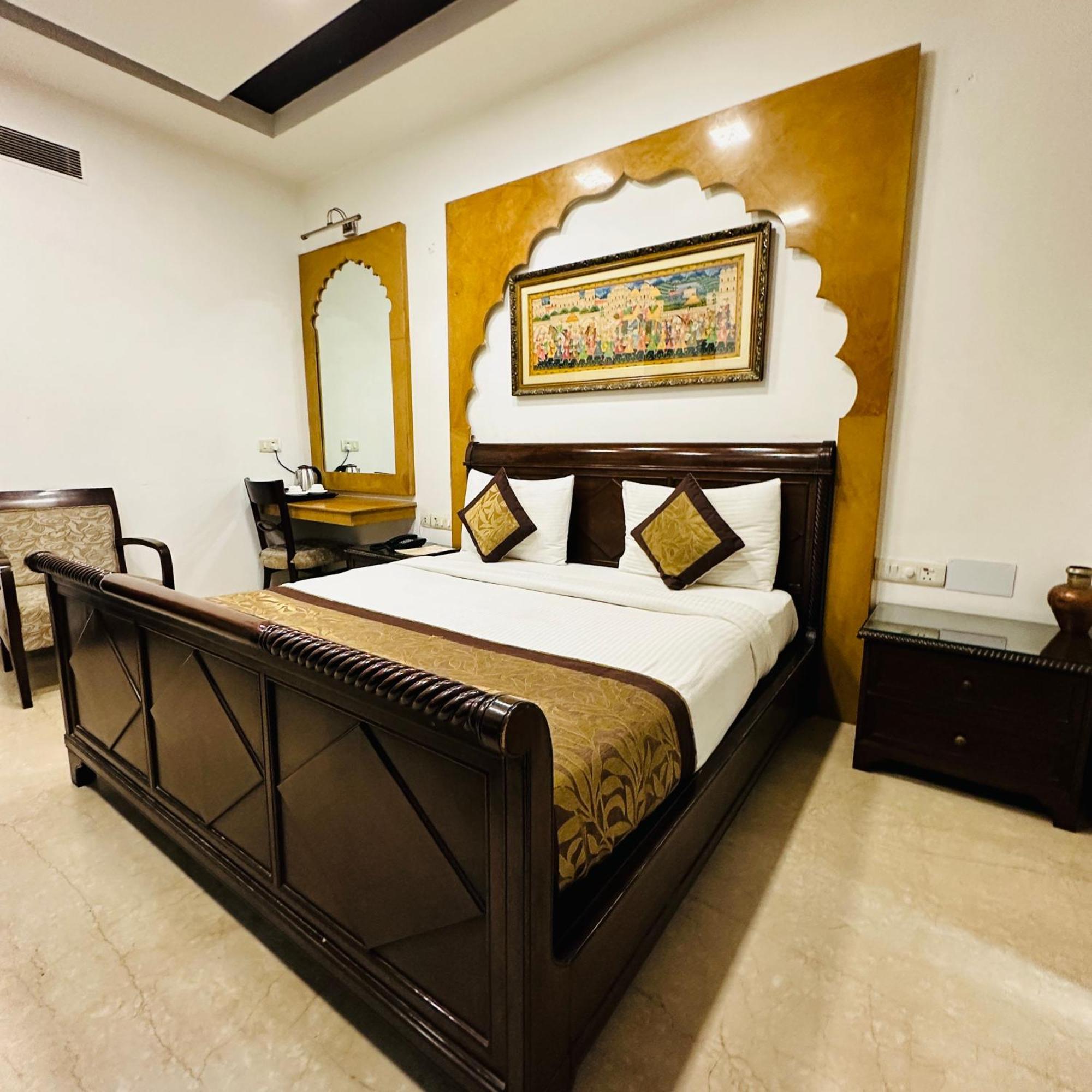 Qotel Signature Lavish Rajouri Garden