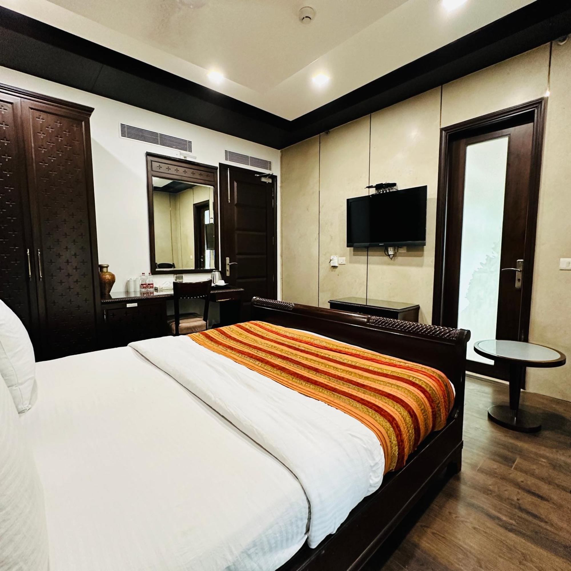 Hotel Qotel Signature Lavish Rajouri Garden New Delhi