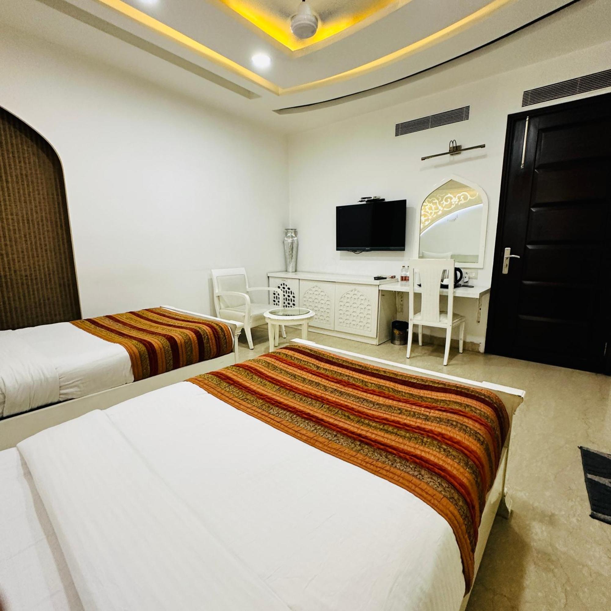 Qotel Signature Lavish Rajouri Garden 3*