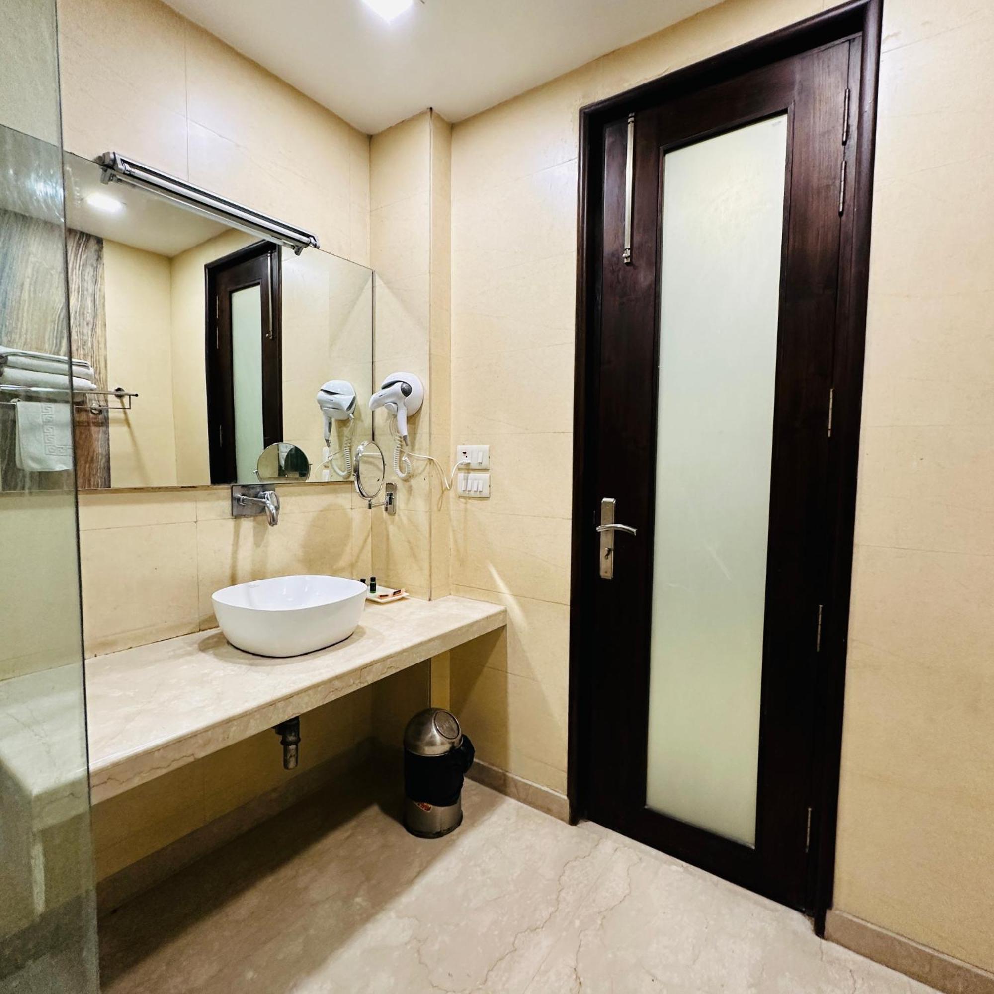 Qotel Signature Lavish Rajouri Garden New Delhi