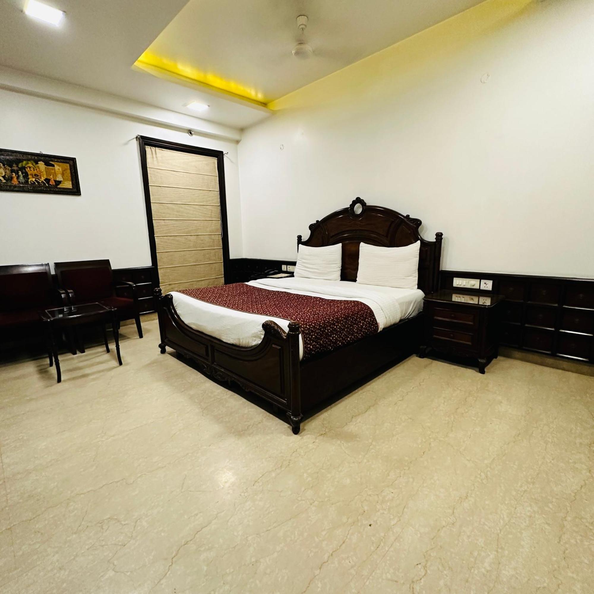 Qotel Signature Lavish Rajouri Garden