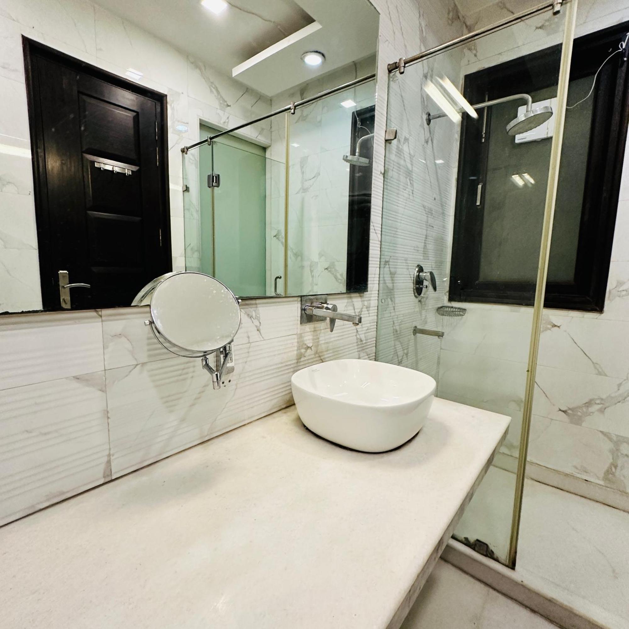Qotel Signature Lavish Rajouri Garden Hotel 3*