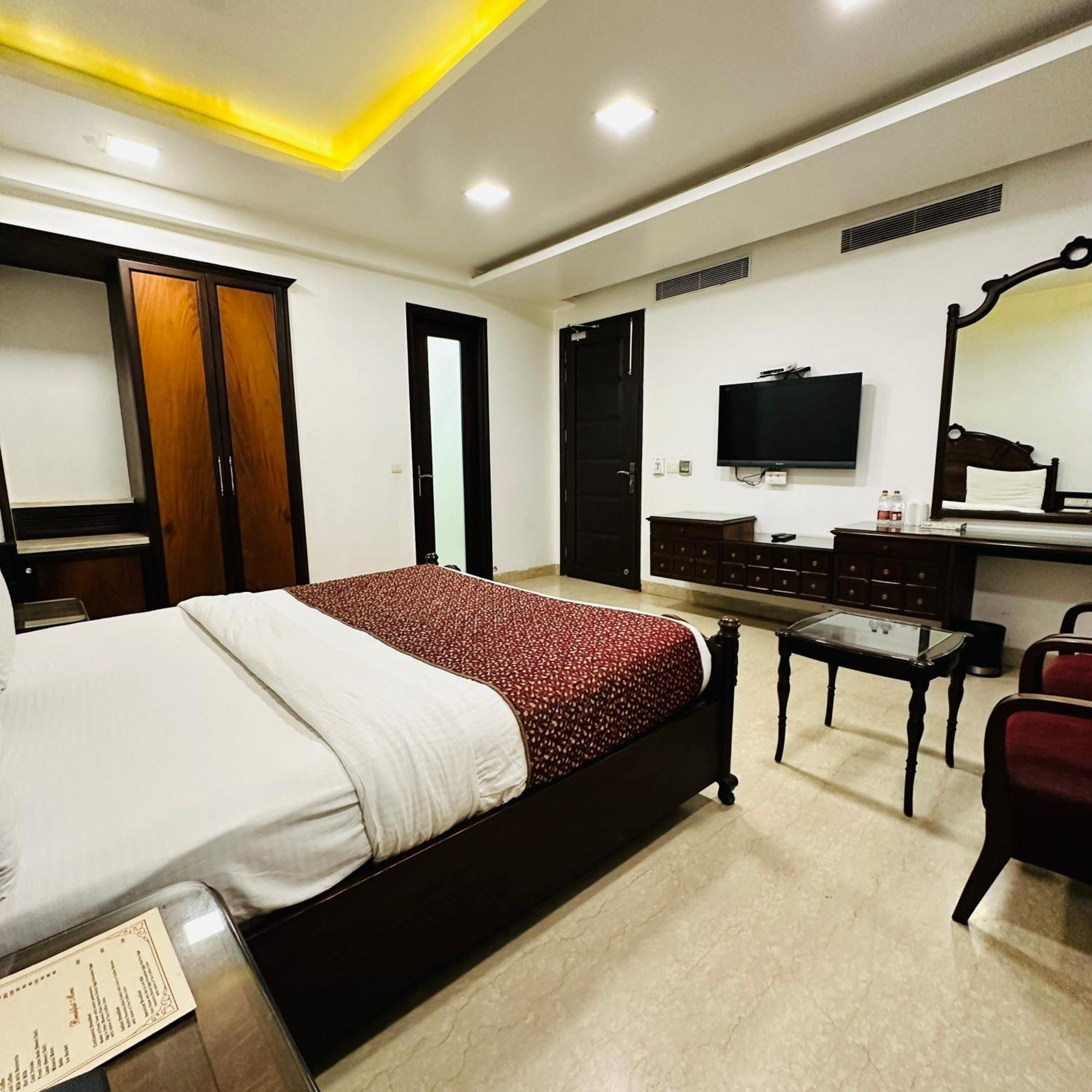 Qotel Signature Lavish Rajouri Garden Hotel New Delhi